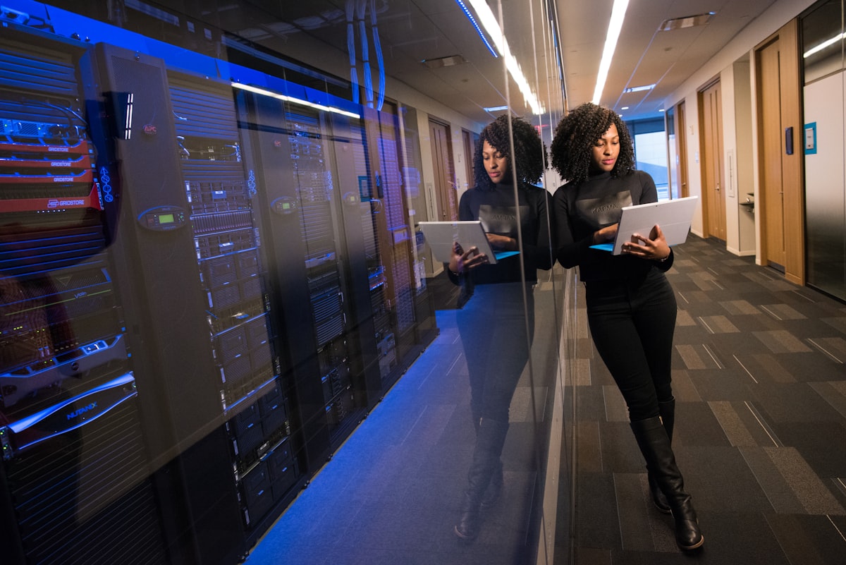 IT-Beraterin analysiert Server-Infrastruktur im Rechenzentrum
